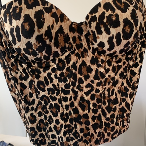 Make a statement with the eye catching leopard print bustier bra. - Picture 6 of 7